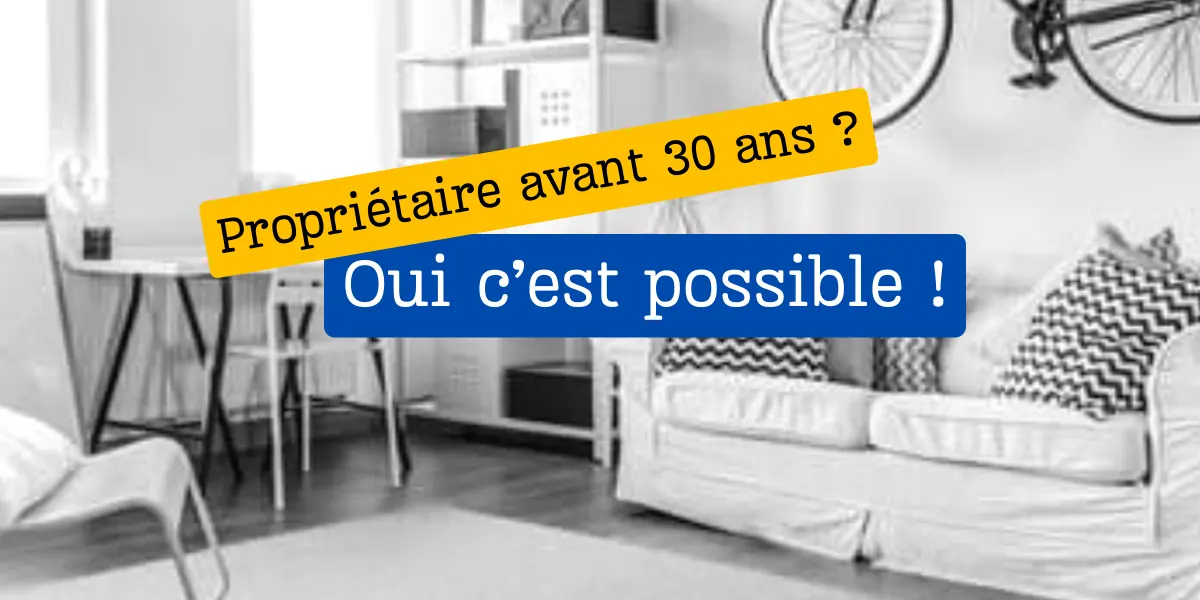 Salon en noir et blanc avec le texte « Propriétaire avant 30 ans ? Oui, c'est possible ! »