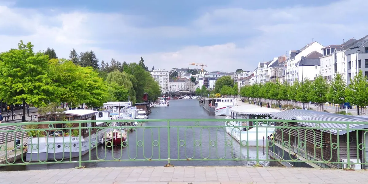 Canal bordé d'arbres et d'immeubles, vu depuis un pont