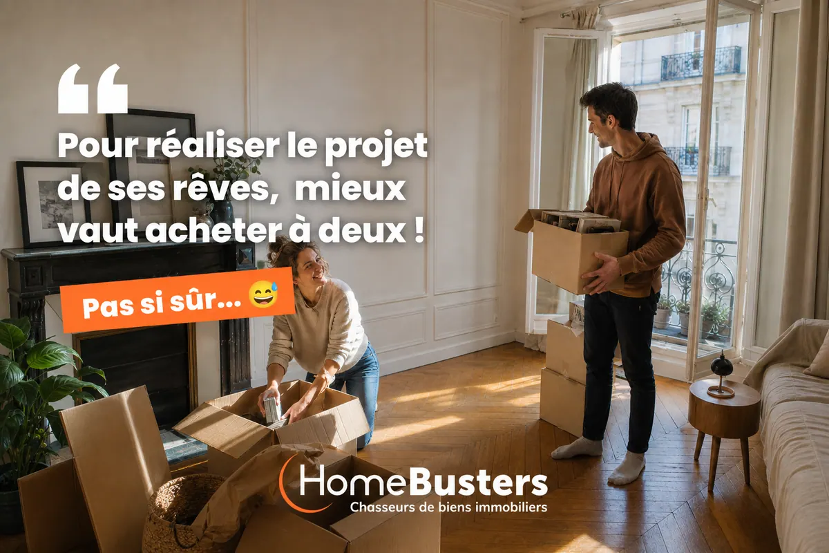 Couple déballant des cartons dans un salon, avec le texte « Pour réaliser le projet de ses rêves, mieux vaut acheter à deux ! »