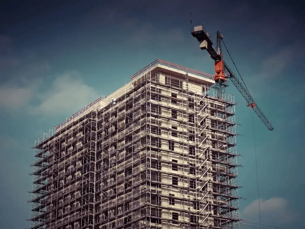 Immeuble en travaux avec échafaudages et grue