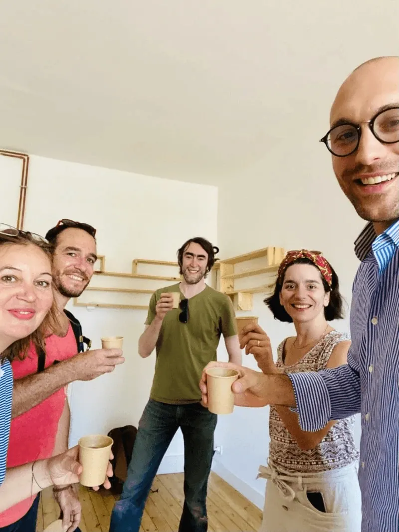 Un groupe de personnes trinquant dans un appartement pour fêter un achat